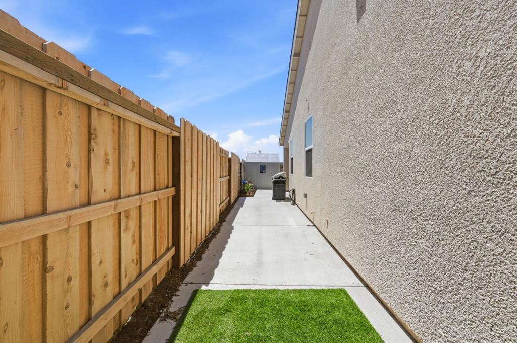2249 Enchantment Dr, Manteca, CA 95337