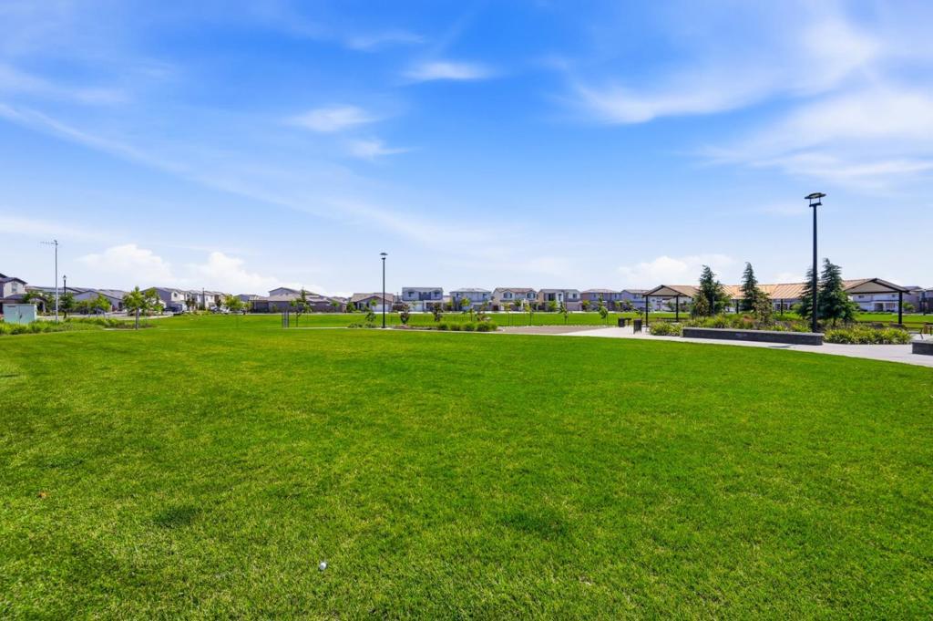 2249 Enchantment Dr, Manteca, CA 95337