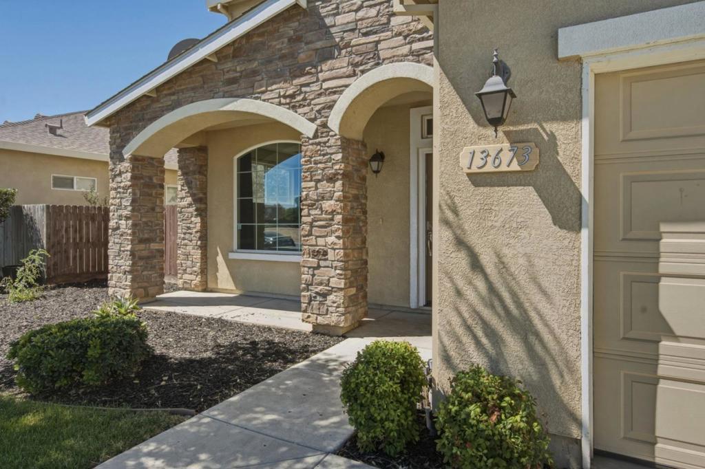13673 Santa Lucia Dr, Gustine, CA 95322