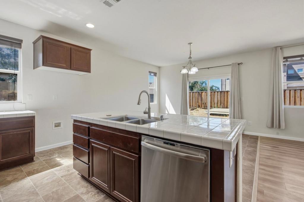 13673 Santa Lucia Dr, Gustine, CA 95322