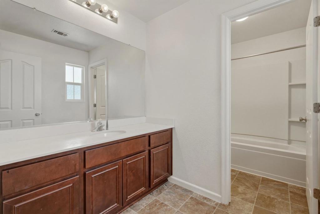 13673 Santa Lucia Dr, Gustine, CA 95322