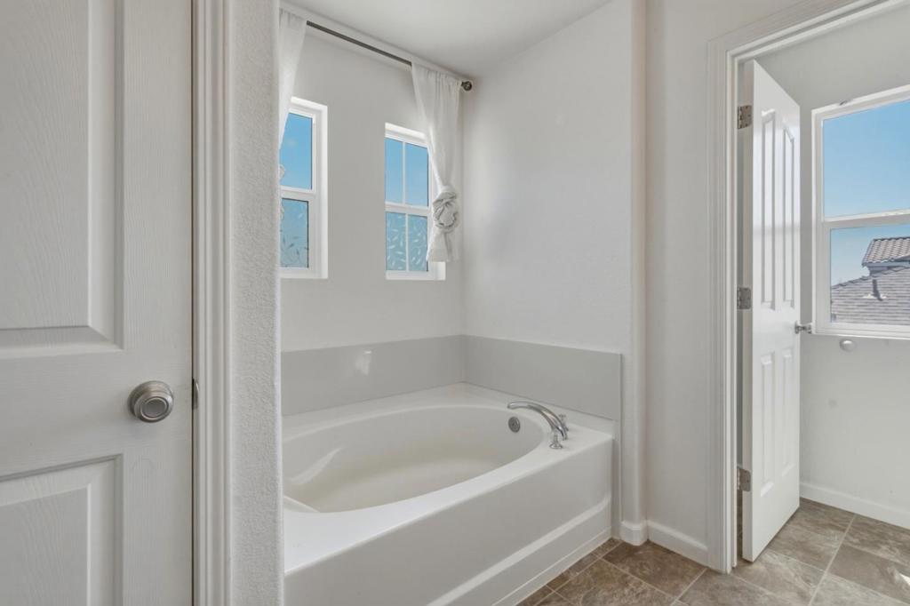 13673 Santa Lucia Dr, Gustine, CA 95322