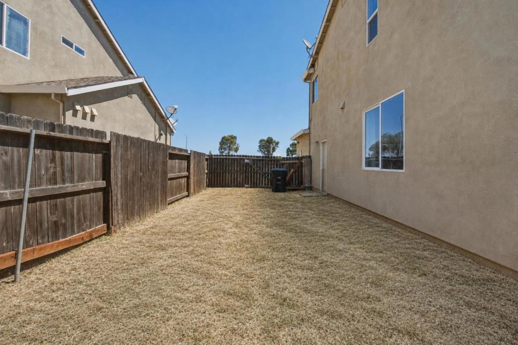 13673 Santa Lucia Dr, Gustine, CA 95322