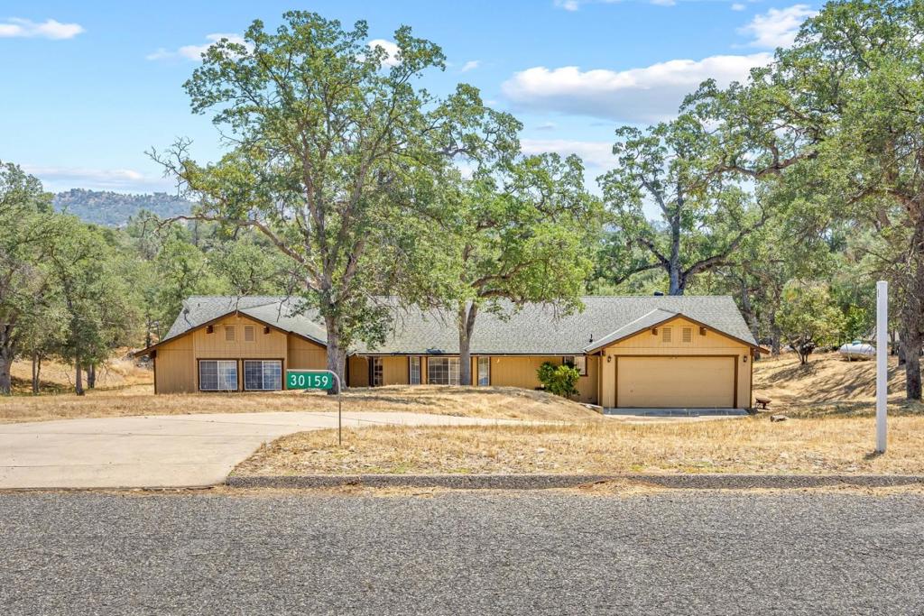 30159 Horseshoe Dr, Coarsegold, CA 93614