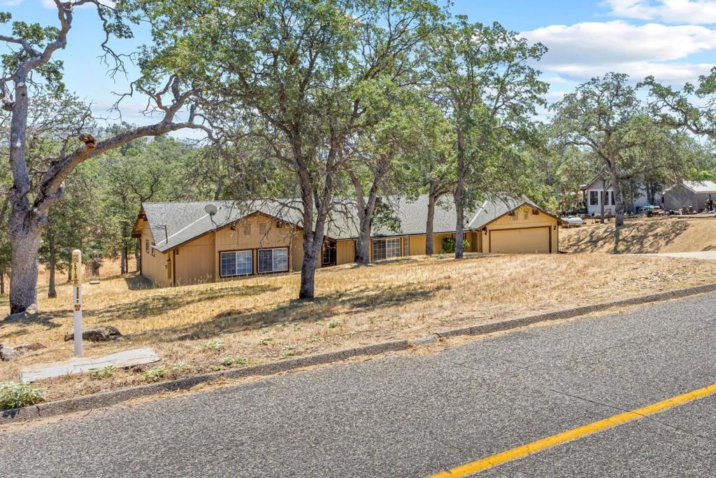 30159 Horseshoe Dr, Coarsegold, CA 93614