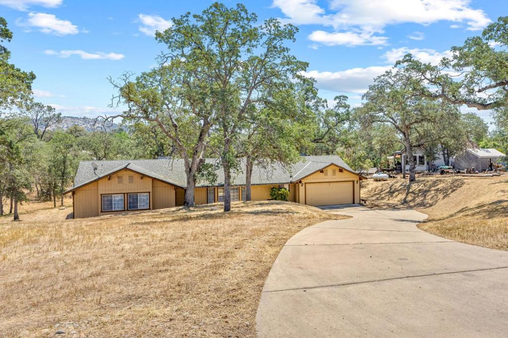 30159 Horseshoe Dr, Coarsegold, CA 93614