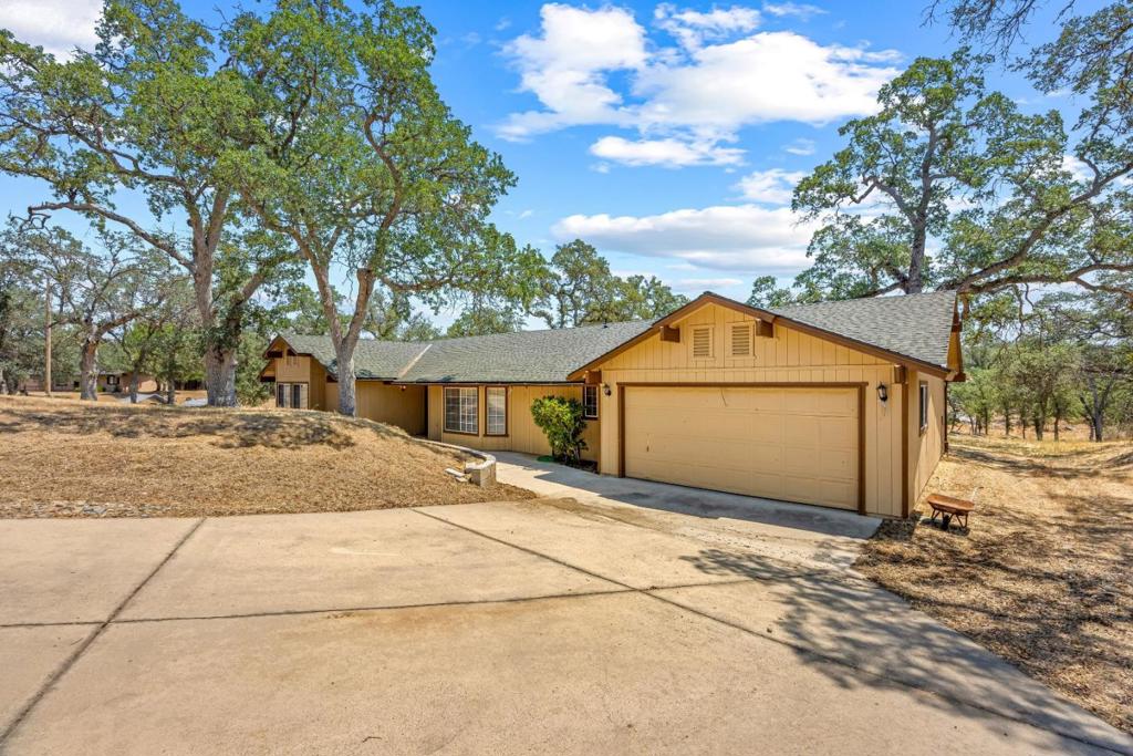 30159 Horseshoe Dr, Coarsegold, CA 93614