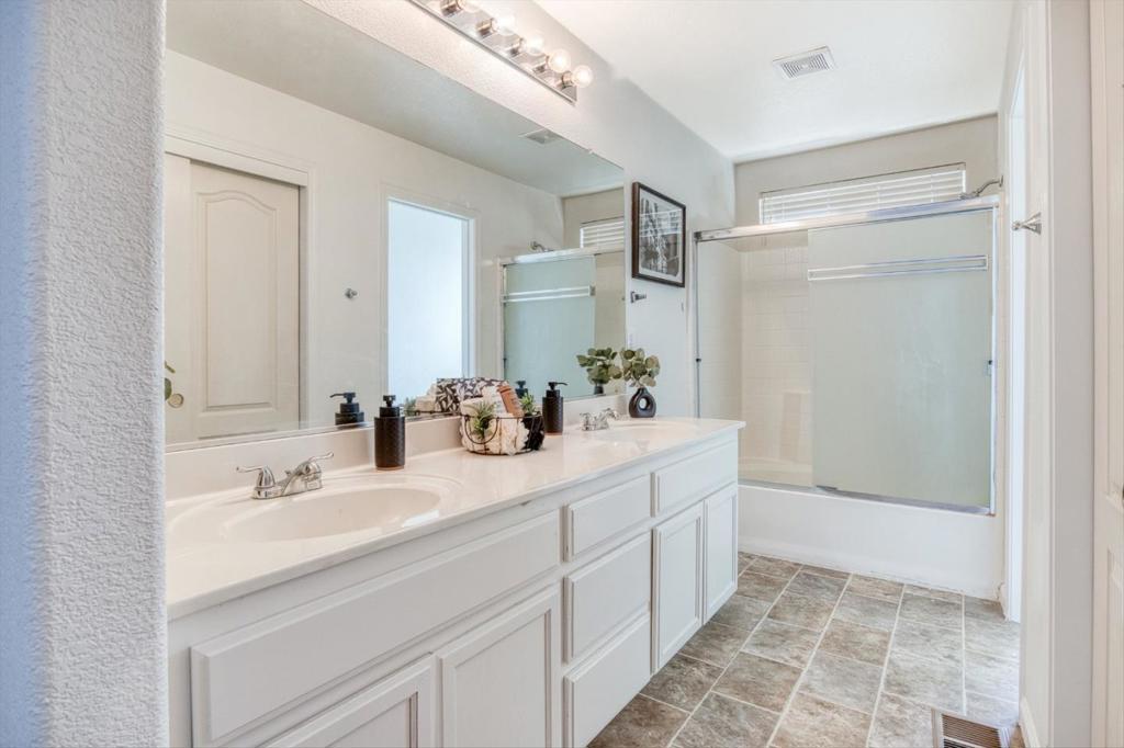 643 E Springer Dr, Turlock, CA 95382
