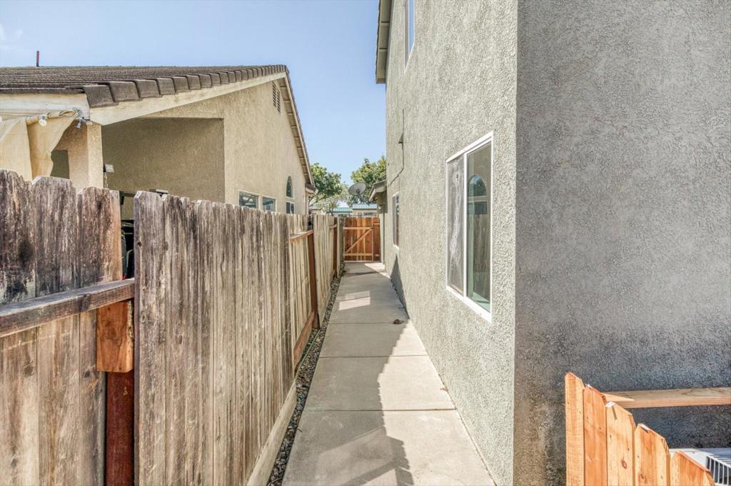 643 E Springer Dr, Turlock, CA 95382