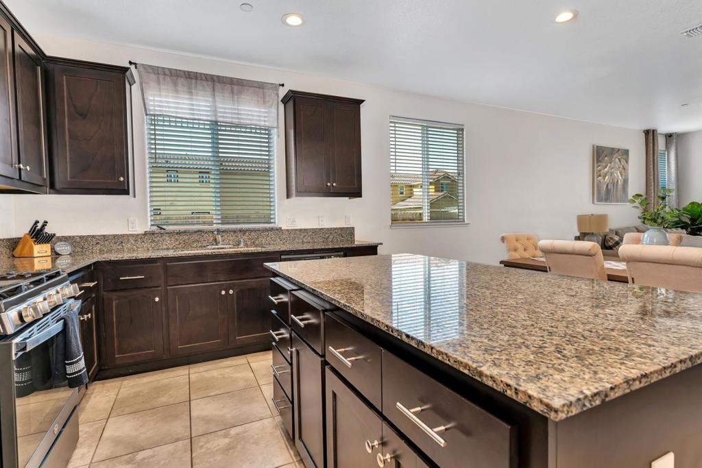 1964 Gus Villalta Dr, Los Banos, CA 93635