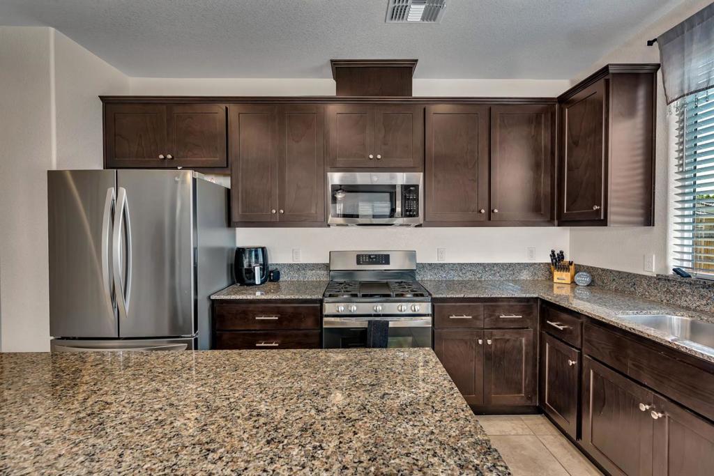 1964 Gus Villalta Dr, Los Banos, CA 93635