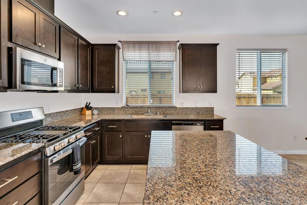 1964 Gus Villalta Dr, Los Banos, CA 93635