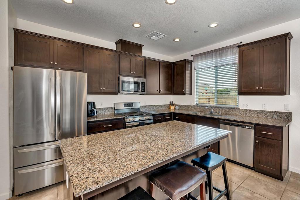 1964 Gus Villalta Dr, Los Banos, CA 93635