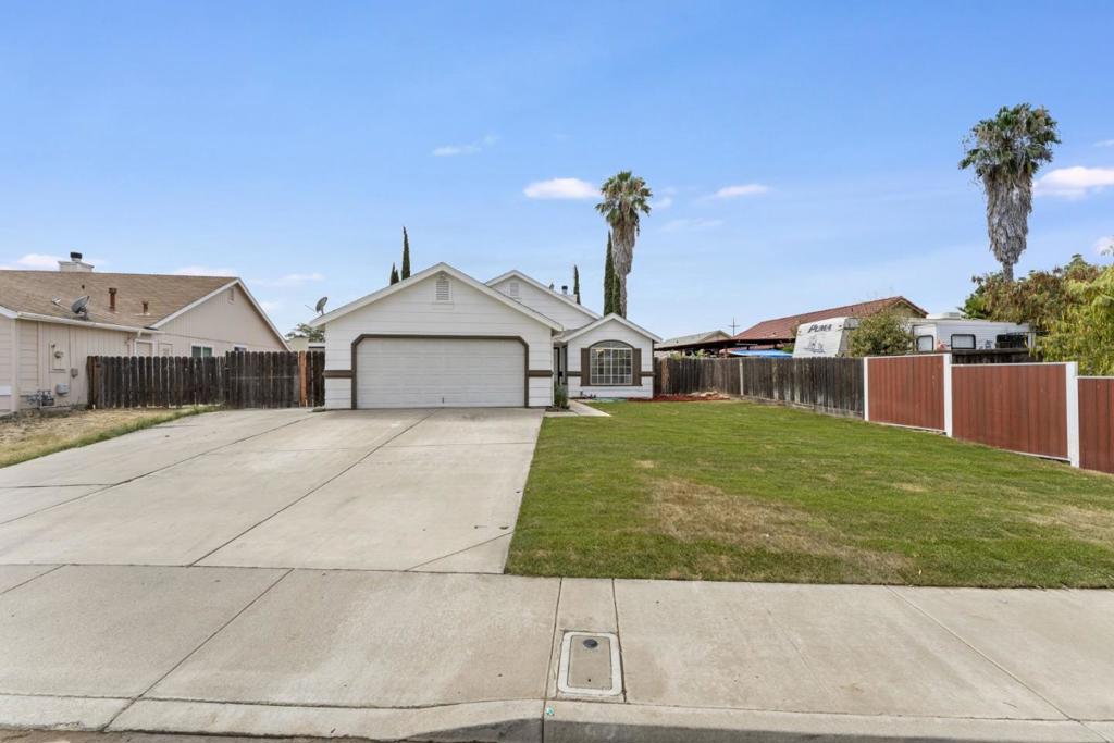 527 Park Warren Dr, Los Banos, CA 93635