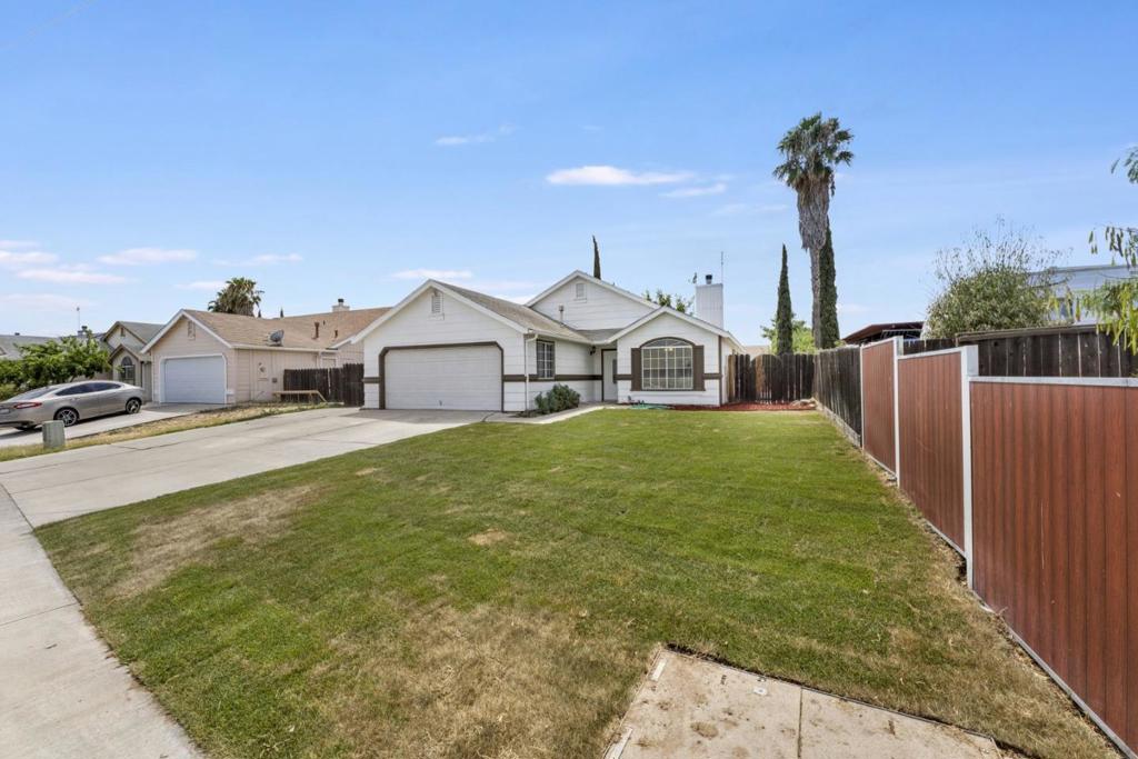 527 Park Warren Dr, Los Banos, CA 93635