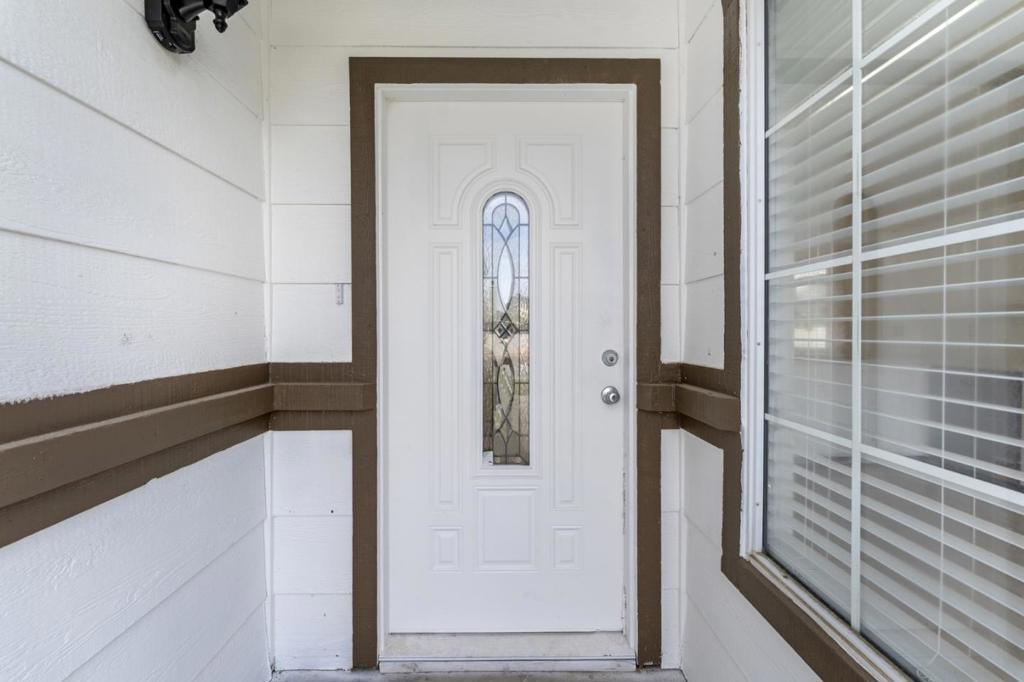 527 Park Warren Dr, Los Banos, CA 93635