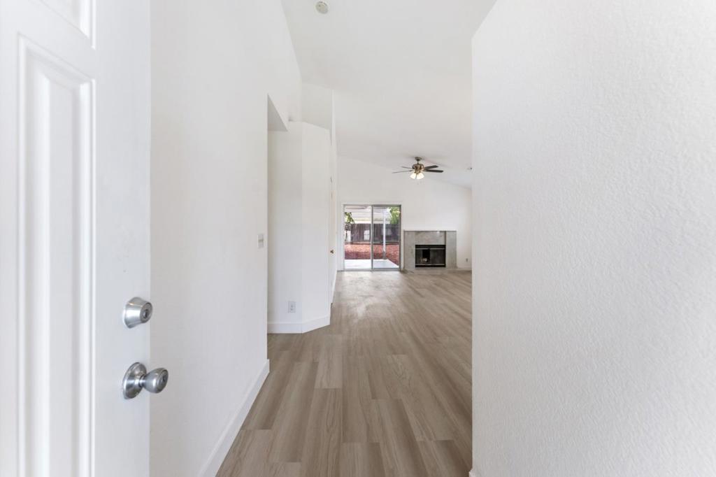 527 Park Warren Dr, Los Banos, CA 93635