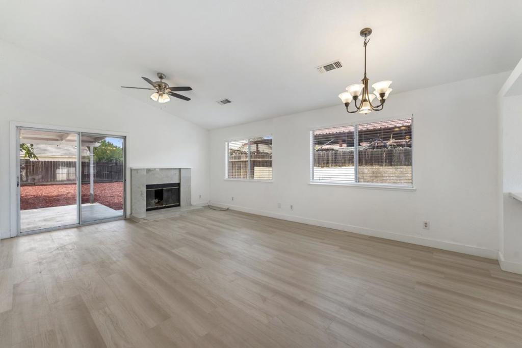 527 Park Warren Dr, Los Banos, CA 93635