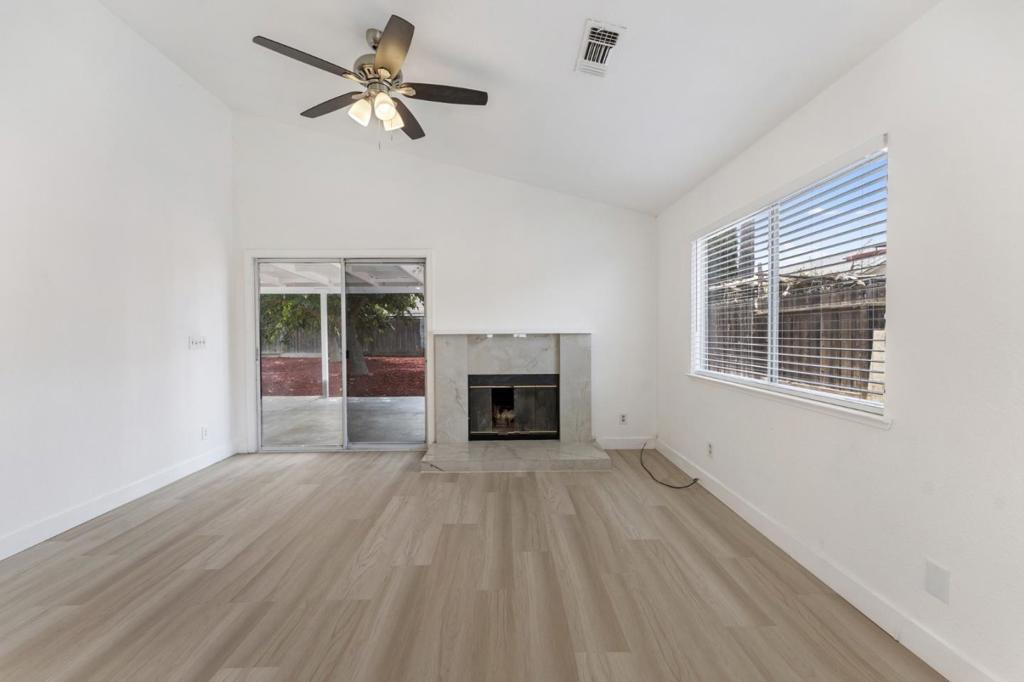 527 Park Warren Dr, Los Banos, CA 93635