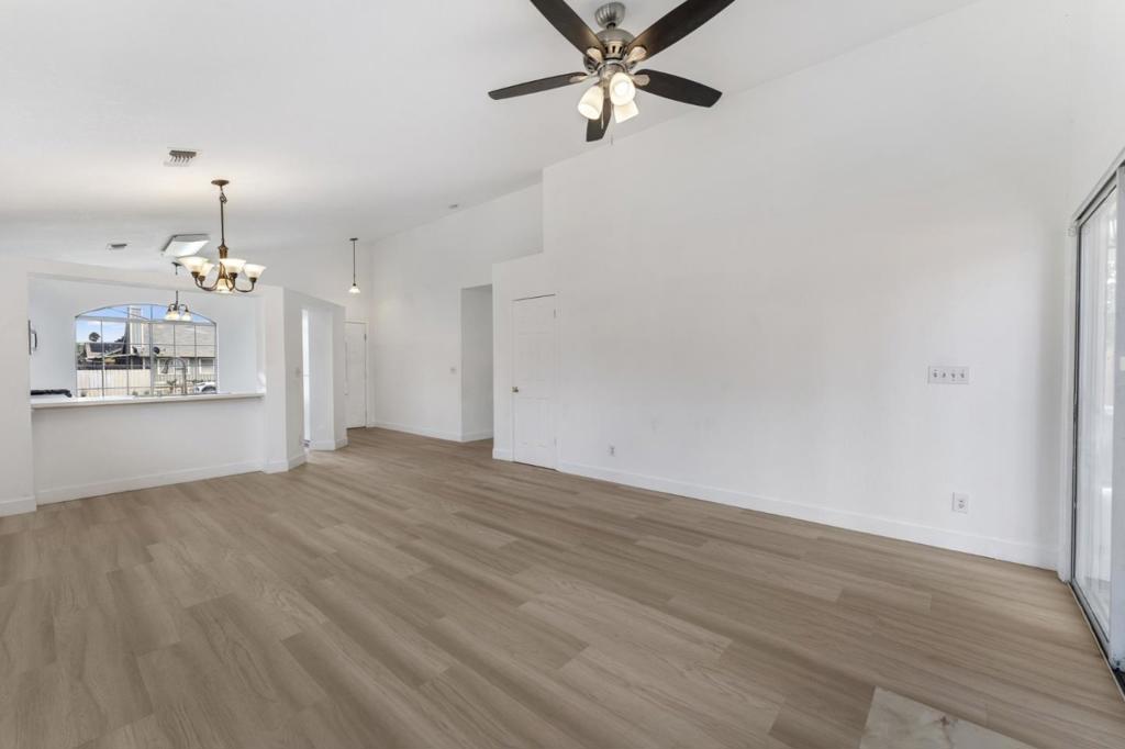 527 Park Warren Dr, Los Banos, CA 93635