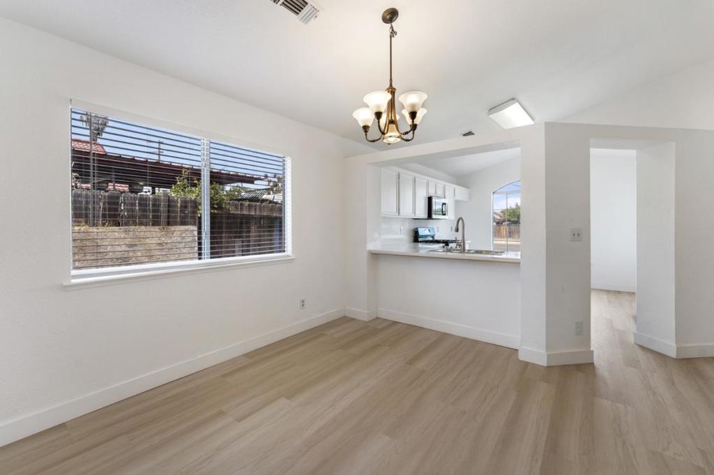 527 Park Warren Dr, Los Banos, CA 93635