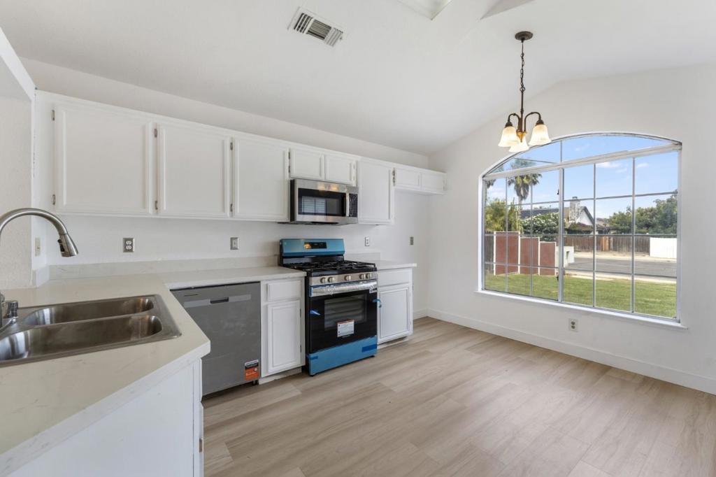 527 Park Warren Dr, Los Banos, CA 93635