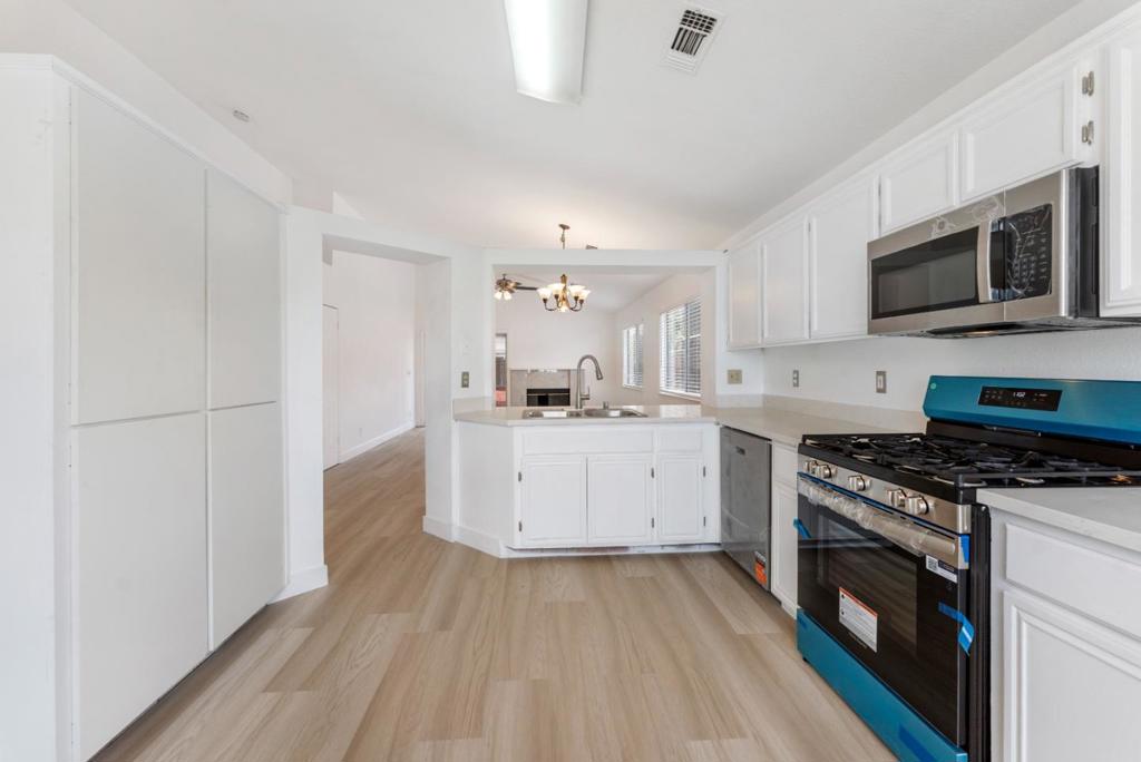 527 Park Warren Dr, Los Banos, CA 93635