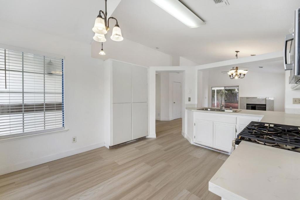 527 Park Warren Dr, Los Banos, CA 93635