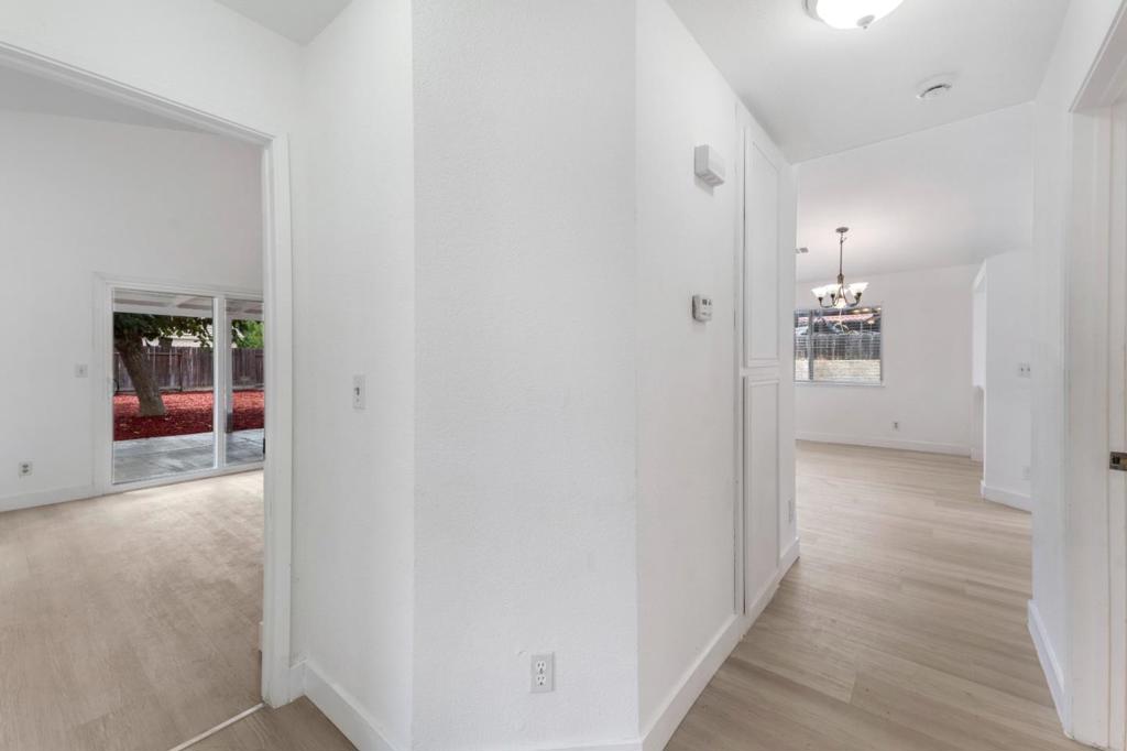 527 Park Warren Dr, Los Banos, CA 93635