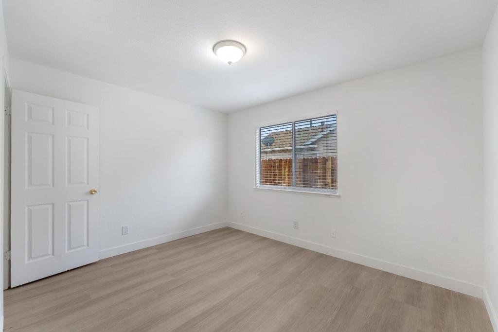 527 Park Warren Dr, Los Banos, CA 93635