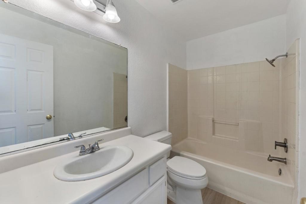527 Park Warren Dr, Los Banos, CA 93635