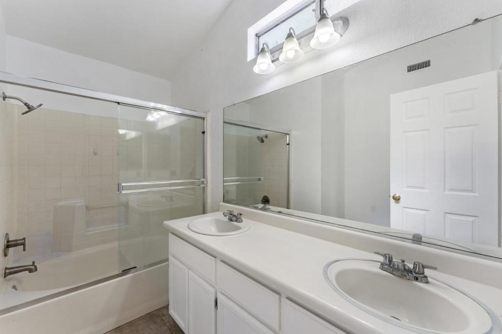 527 Park Warren Dr, Los Banos, CA 93635