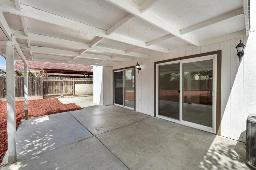 527 Park Warren Dr, Los Banos, CA 93635