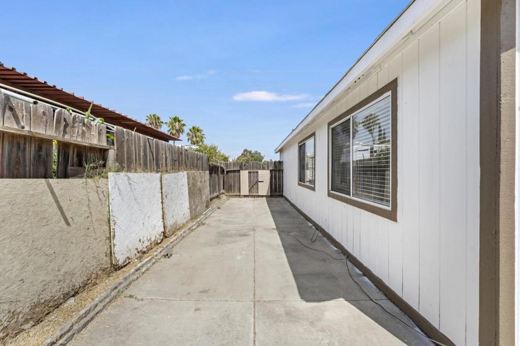 527 Park Warren Dr, Los Banos, CA 93635