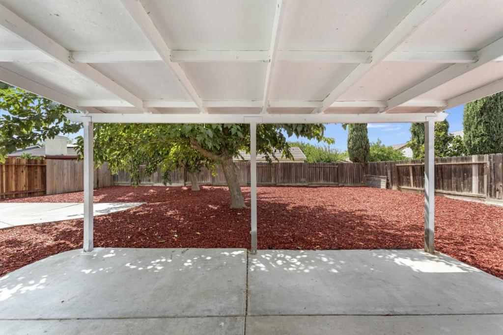 527 Park Warren Dr, Los Banos, CA 93635
