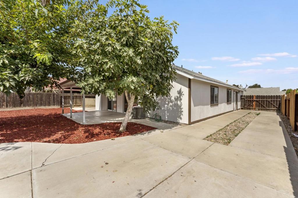 527 Park Warren Dr, Los Banos, CA 93635