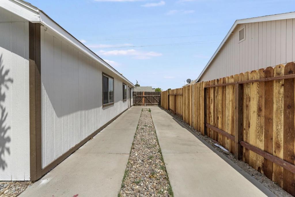 527 Park Warren Dr, Los Banos, CA 93635