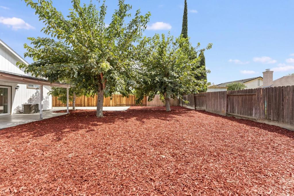 527 Park Warren Dr, Los Banos, CA 93635