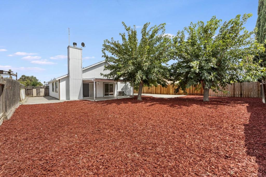 527 Park Warren Dr, Los Banos, CA 93635