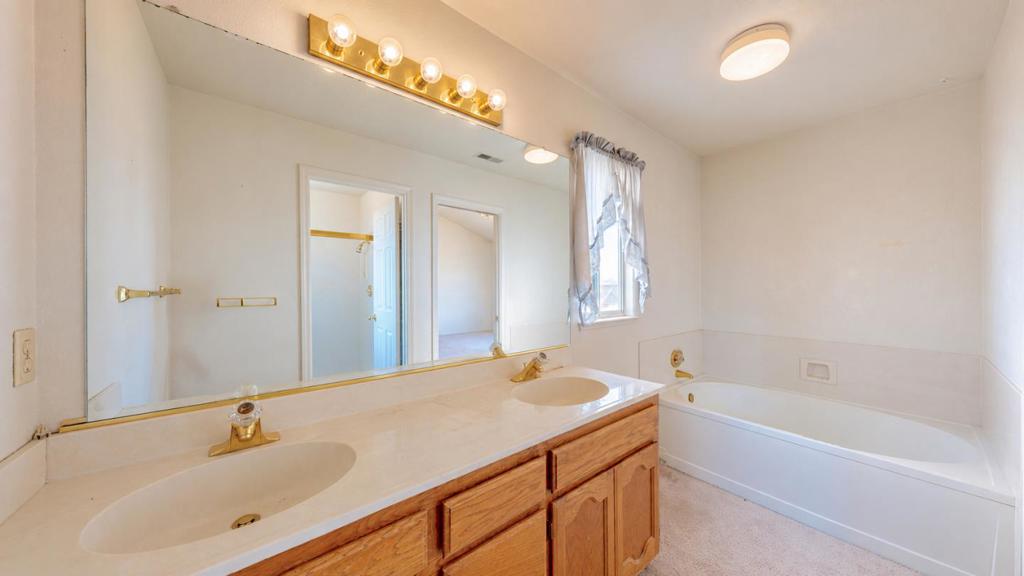 1961 Nikki Ann Way, Turlock, CA 95380