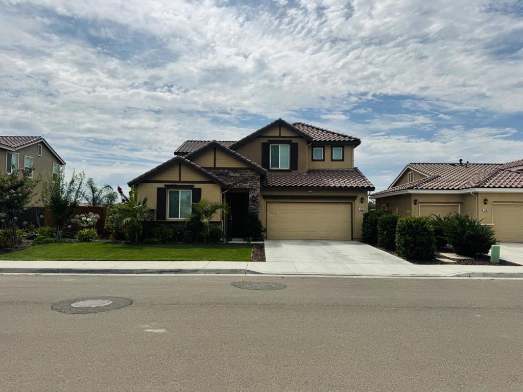 1952 Gus Villalta Dr, Los Banos, CA 93635
