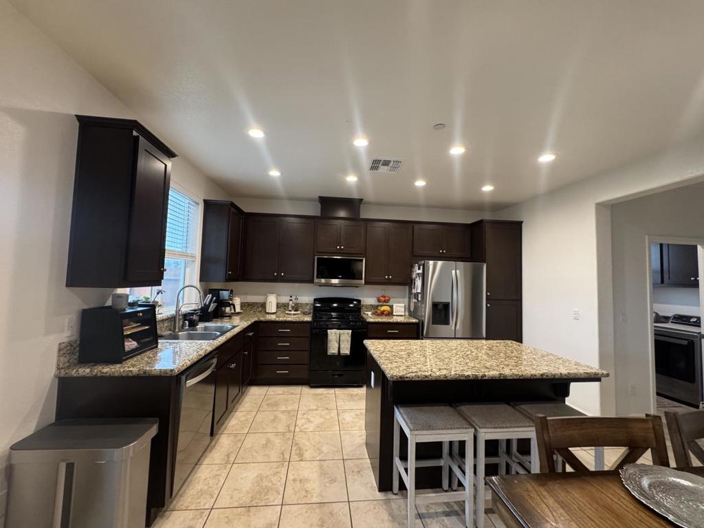 1952 Gus Villalta Dr, Los Banos, CA 93635