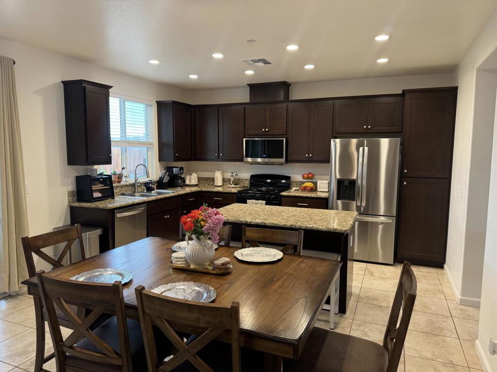 1952 Gus Villalta Dr, Los Banos, CA 93635