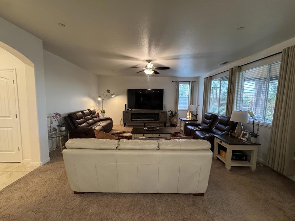 1952 Gus Villalta Dr, Los Banos, CA 93635