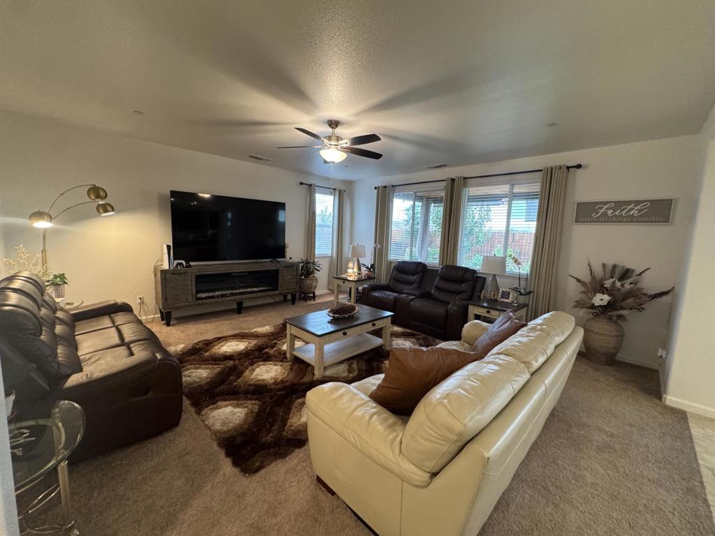 1952 Gus Villalta Dr, Los Banos, CA 93635