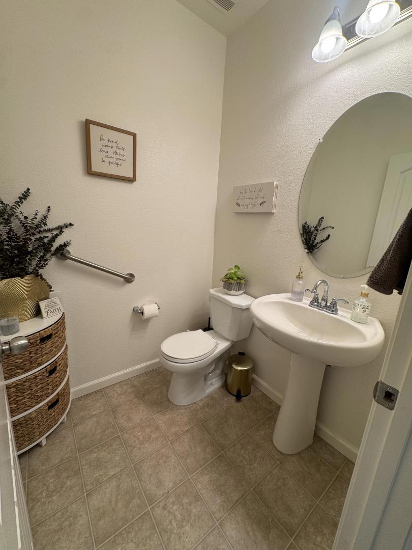 1952 Gus Villalta Dr, Los Banos, CA 93635