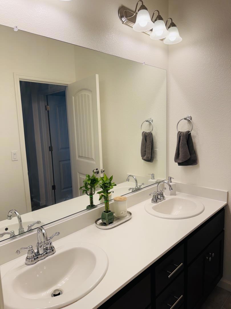 1952 Gus Villalta Dr, Los Banos, CA 93635
