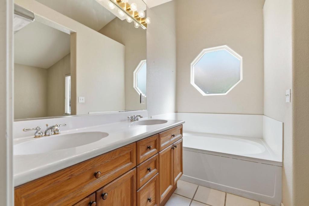 2104 Wimbledon Ct, Modesto, CA 95355