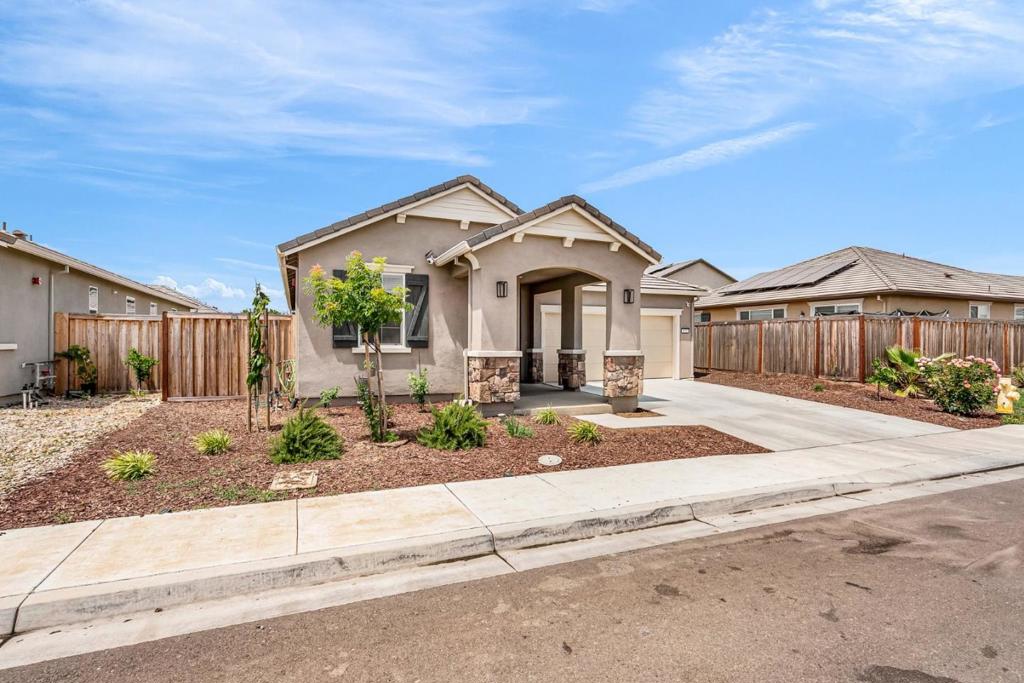 673 Dorset Dr, Patterson, CA 95363