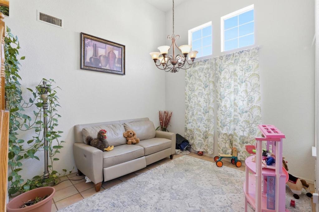 725 Everest St, Los Banos, CA 93635